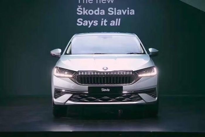 Logo 'Skoda' trên chắn bùn trước vẫn giữ nguyên. Trong khi đó, phiên bản Monte Carlo có thêm dòng chữ 'Monte Carlo', gợi nhớ đến di sản đua xe rally của Skoda. Kiểu dáng sedan đặc trưng của Slavia vẫn được giữ nguyên. Những nét đặc trưng như các đường gân sắc sảo chạy dọc thân xe và phần đuôi xe vuốt cong tạo nên vẻ ngoài thể thao.