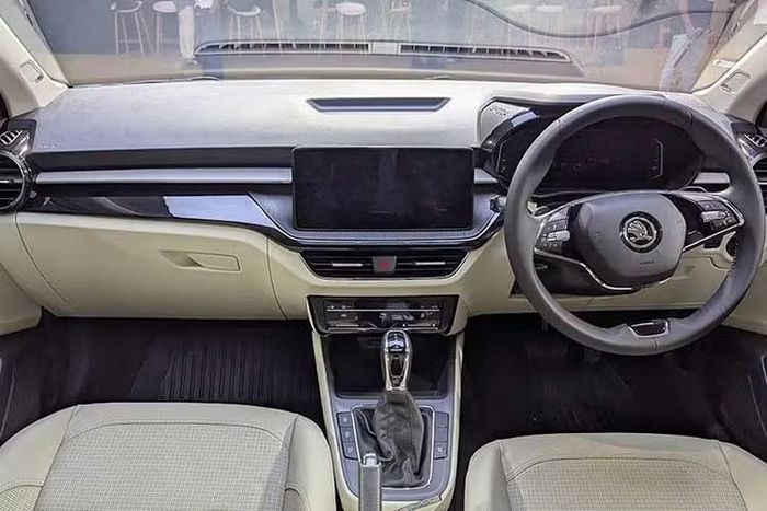 Bên trong, Slavia phiên bản nâng cấp vẫn giữ nguyên bố cục bảng điều khiển nhiều lớp và chủ đề nội thất hai tông màu be-đen. Không gian cabin cũng không thay đổi. Tuy nhiên, một điểm khác biệt đáng chú ý là màn hình hiển thị thông tin người lái kỹ thuật số lớn hơn.