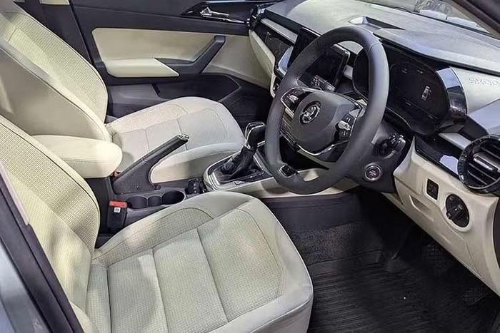 Các tính năng khác trên Skoda Slavia 2026 bao gồm công nghệ kết nối xe qua ứng dụng, điều hòa tự động, cửa sổ trời toàn cảnh và đèn pha tự động. Các tính năng an toàn mới bao gồm cảm biến đỗ xe phía trước và camera 360 độ mới.