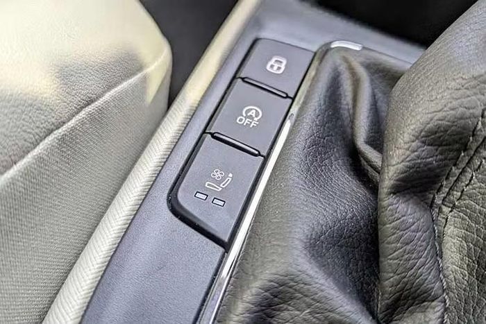 Ngoài ra, Slavia đã đạt được 5 sao trong xếp hạng an toàn Global NCAP. Skoda vẫn giữ nguyên cả hai động cơ xăng tăng áp cho phiên bản nâng cấp của Slavia 2026. Hầu hết các thay đổi trên mẫu xe sedan cỡ B này nằm ở các tùy chọn hộp số.