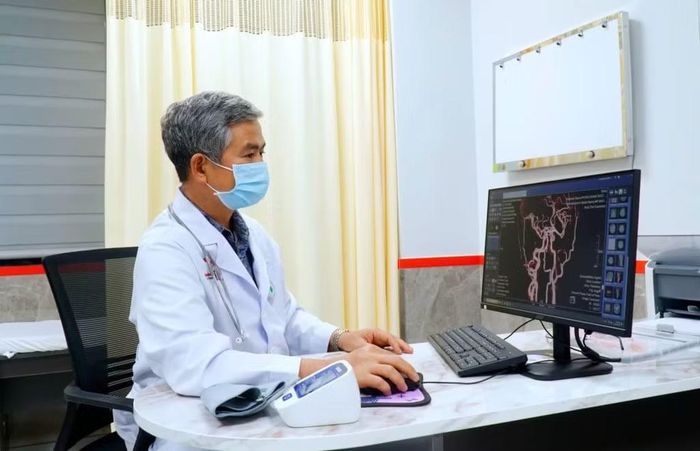 Bác sĩ phân tích tổn thương thần kinh trên phim chụp - Ảnh BVCC