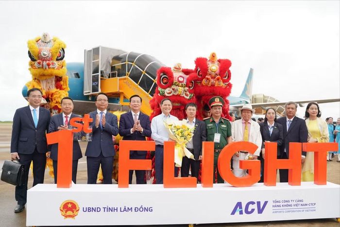 Lãnh đạo tỉnh Lâm Đồng và các đơn vị, sở, ngành đón những hành khách đầu tiên xuống Sân bay Liên Khương.