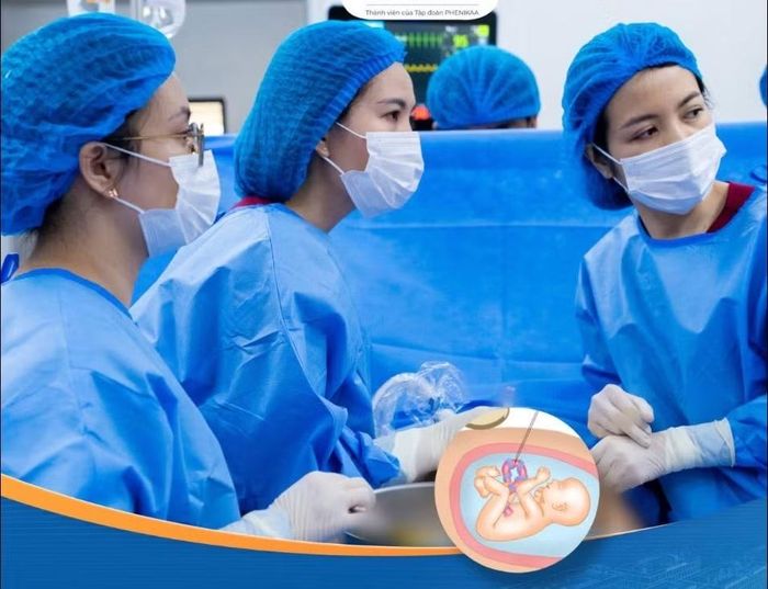 Ê-kíp can thiệp cho thai nhi - Ảnh BVCC