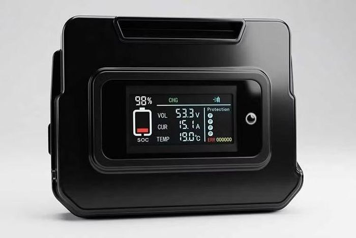 Với phiên bản dùng bộ pin gắn cố định trên xe, quãng đường di chuyển sau một lần nạp đầy vào khoảng 120 km. Trong khi đó, phiên bản pin tháo rời có các tùy chọn tầm vận hành từ 75 - 150 km.