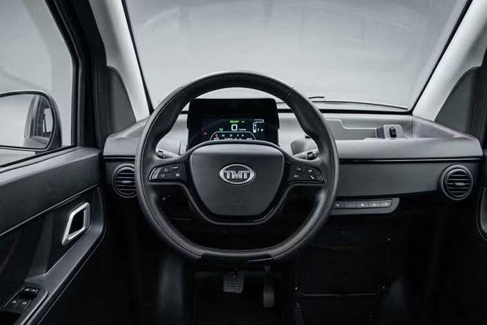 Mẫu xe mini điện Nano S05 cũng không được trang bị màn hình thông tin giải trí riêng. Thay vào đó, người dùng có thể sử dụng điện thoại thông qua giá đỡ tích hợp và cổng USB. Một số tiện nghi cơ bản khác gồm kính cửa sổ điều chỉnh điện và hệ thống điều hòa.