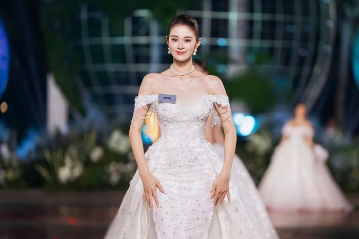 Thông qua năm bộ sưu tập, các nhà thiết kế Việt Nam giới thiệu nhiều cách tiếp cận khác nhau với văn hóa, thiên nhiên và vẻ đẹp phụ nữ trước dàn thí sinh và khán giả quốc tế.