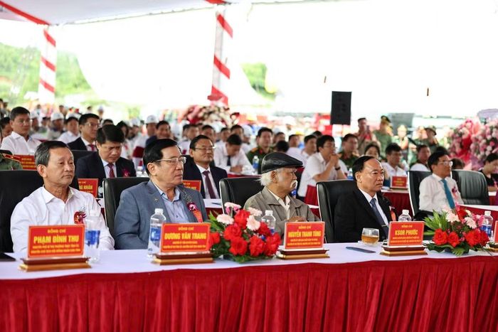 Bí thư Tỉnh uỷ Gia Lai Thái Đại Ngọc (phải) cùng các đồng chí nguyên lãnh đạo tỉnh dự lễ khởi công. Ảnh: Hà Chính.
