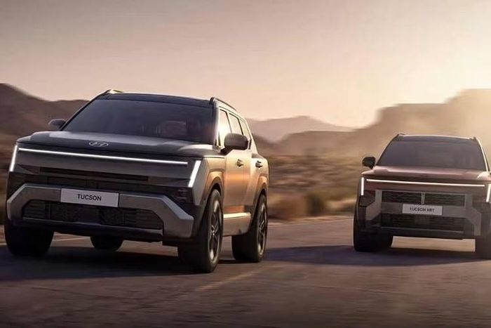 Mẫu xe SUV Hyundai Tucson 2027 được dự đoán tiếp tục sử dụng hệ thống hybrid 1.6L với những nâng cấp về hiệu suất và khả năng tiết kiệm nhiên liệu. Tùy thị trường, Tucson thế hệ mới cũng có thể tiếp tục được cung cấp với động cơ xăng hút khí tự nhiên, xăng tăng áp và hệ truyền động plug-in hybrid (PHEV). Mức giá xe hiện chưa được công bố.