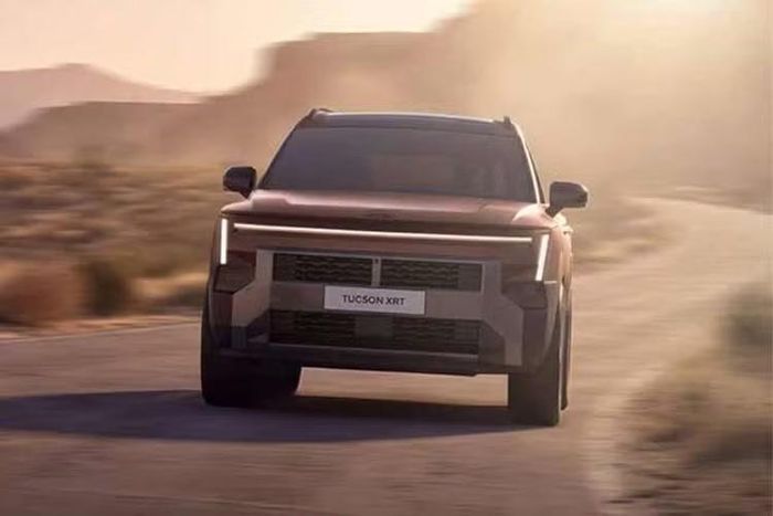 Một điểm mới đáng chú ý là sự xuất hiện của Tucson XRT, phiên bản được phát triển theo phong cách mạnh mẽ và thiên về các hoạt động ngoài trời. XRT khác biệt với lưới tản nhiệt sử dụng họa tiết hình chữ nhật, tấm ốp bảo vệ phía trước cỡ lớn và vòm bánh xe màu đen. Hyundai cho biết họa tiết trên phần ốp vòm bánh lấy cảm hứng từ vật liệu carbon rèn.