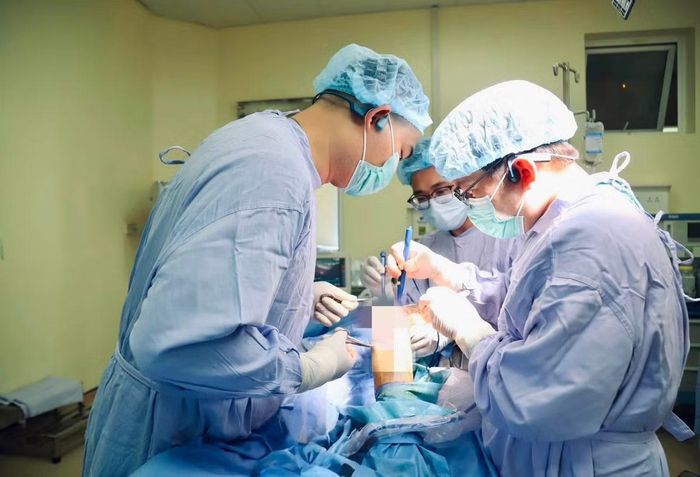 Ê-kíp phẫu thuật cho bệnh nhân - Ảnh BVCC