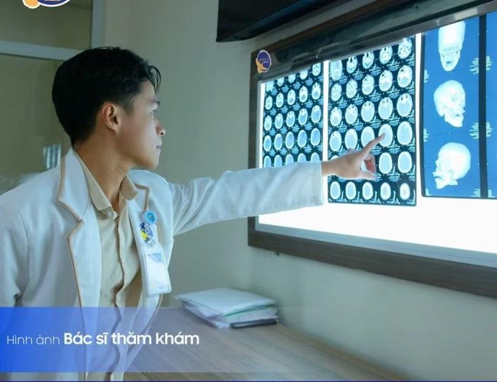 Bác sĩ đánh giá tổn thương trên phim chụp - Ảnh BVCC