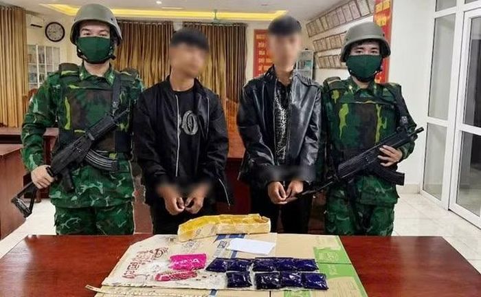Hai đối tượng cùng tang vật bị bắt giữ. Ảnh: BPCC