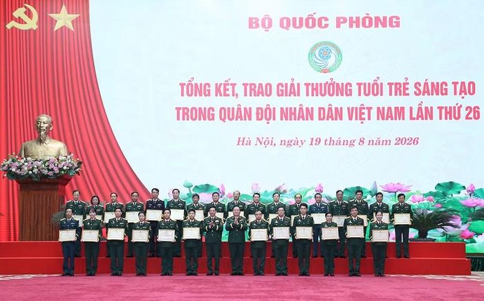 Đại tướng Phan Văn Giang và Đại tướng Nguyễn Trọng Nghĩa trao Bằng khen tặng các tập thể có thành tích tiêu biểu trong tổ chức, tham gia giải thưởng và các tác giả có công trình đạt giải Nhất. Ảnh: Bộ Quốc phòng.