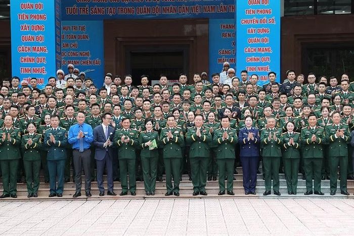 Đại tướng Phan Văn Giang chụp ảnh cùng các đại biểu tại chương trình. Ảnh: Bộ Quốc phòng.