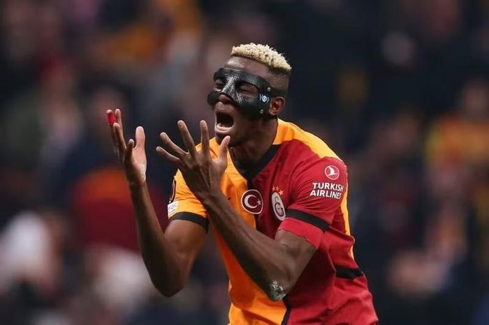 Chân sút người Nigeria hiện khoác áo Galatasaray và được cho là sẵn sàng cân nhắc chuyển đến Old Trafford nếu MU nâng mức độ quan tâm và tiến hành đàm phán chính thức.