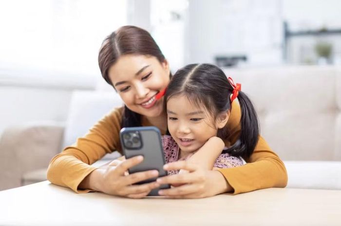 Khi cha mẹ nhiều lần nhắc đến “nợ”, “trả”, “vay”, trẻ có thể cảm nhận rằng tình yêu thương cũng là thứ cần hoàn vốn. Ảnh minh họa.