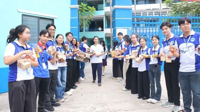 Đội hình chiến sĩ áo xanh Trường Đại học Sài Gòn sẵn sàng hỗ trợ thí sinh tại điểm thi. Ảnh: Trung Trí