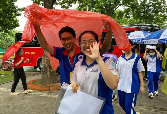 Lê Ngọc Huy Danh hỗ trợ thí sinh trong Kỳ thi tốt nghiệp THPT 2026. Ảnh: NVCC