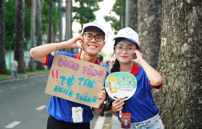 Tinh thần tích cực của tình nguyện viên góp phần lan tỏa sự tự tin, động lực đến thí sinh. Ảnh: Nhật Hạ