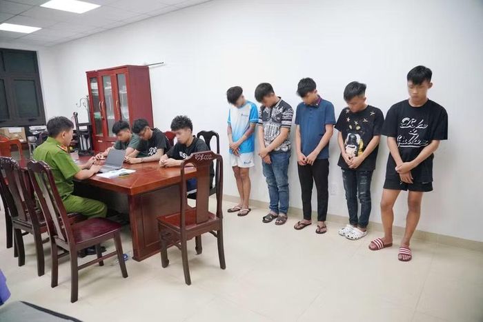 Công an TP Huế đã quyết định khởi tố vụ án, khởi tố bị can đối với 4 thanh thiếu niên.
