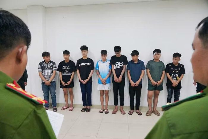 Nhóm thanh thiếu niên náo loạn đường phố Huế tại trụ sở công an.