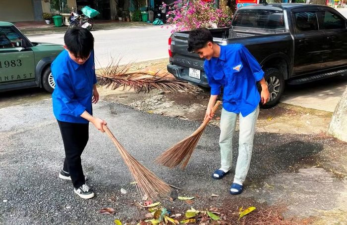 Lực lượng đoàn viên thanh niên ở Trường THPT Quan Hóa được huy động dọn dẹp vệ sinh, chuẩn bị đón năm học mới.