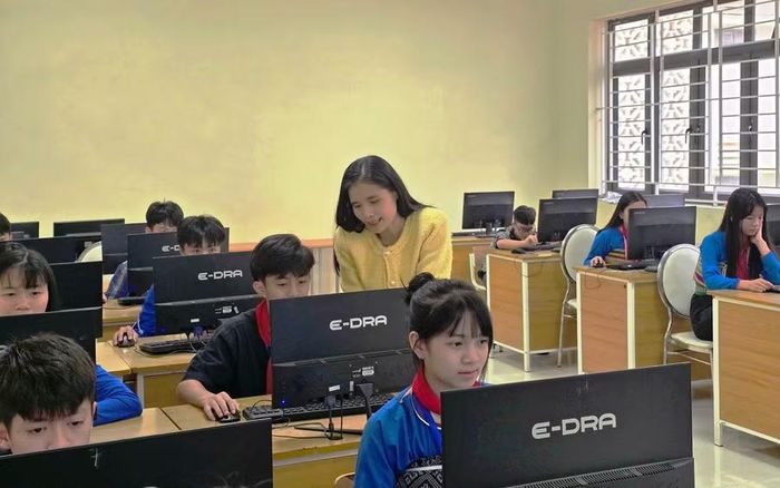 Phòng máy tính phục vụ học sinh đã được Trường Phổ thông DTNT-THCS Quan Sơn trang bị đầy đủ.