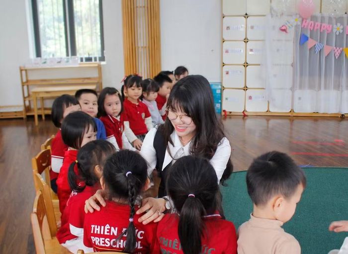 Cô Nguyễn Thị Hưng - Hiệu trưởng Trường Mầm non Thiên Đức, cho rằng việc trẻ làm quen với tiếng Anh từ sớm mang lại nhiều lợi ích.