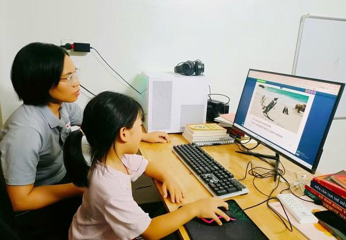Gia đình chị Tạ Thị Ngần rất quan tâm đến việc cho các con làm quen với ngoại ngữ từ sớm.