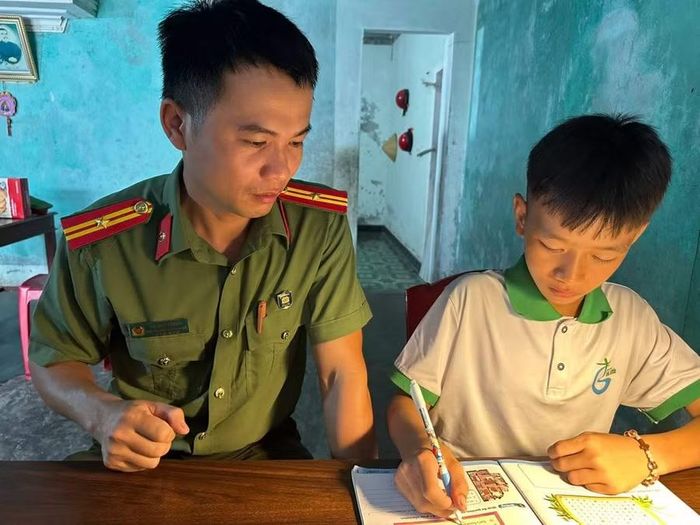 Cán bộ Công an xã Cẩm Trung thường xuyên thay phiên nhau theo sát việc học tập của Bảo Anh.