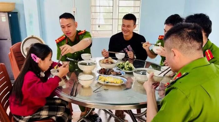 Từ những bữa cơm đời thường, cán bộ công an xã thêm gần gũi, đồng hành cùng các em trong hành trình trưởng thành