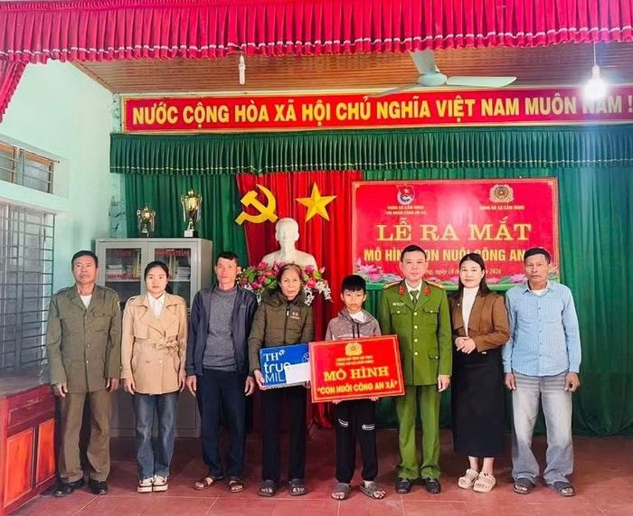 Mô hình "Con nuôi Công an xã" tại Công an xã Cẩm Trung.