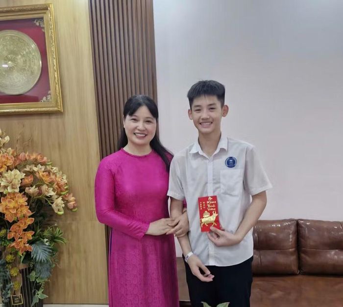 Nhà giáo Lê Hoàn Châu - Hiệu trưởng Trường THCS Ba Đình cùng học trò Bùi Lê Gia Bảo.