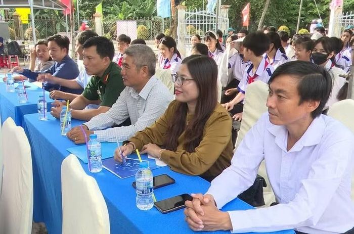 Đại biểu và học sinh tham dự lễ ra mắt thư viện.
