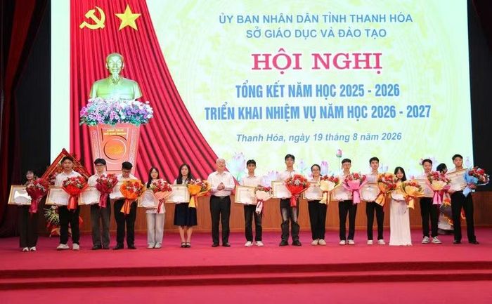 Lãnh đạo Hội Khuyến học tỉnh trao Quỹ học bổng Nguyễn Chích cho học sinh đạt thành tích xuất sắc trong Kỳ thi tốt nghiệp THPT năm 2026.