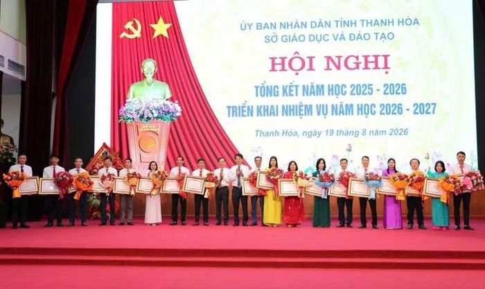 Lãnh đạo tỉnh Thanh Hoá trao Bằng khen của Thủ tướng Chính phủ cho các tập thể, cá nhân.
