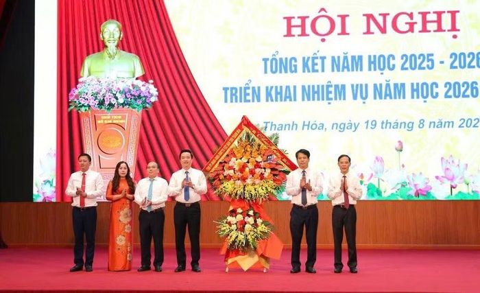 Lãnh đạo tỉnh Thanh Hoá tặng hoa chúc mừng ngành giáo dục.
