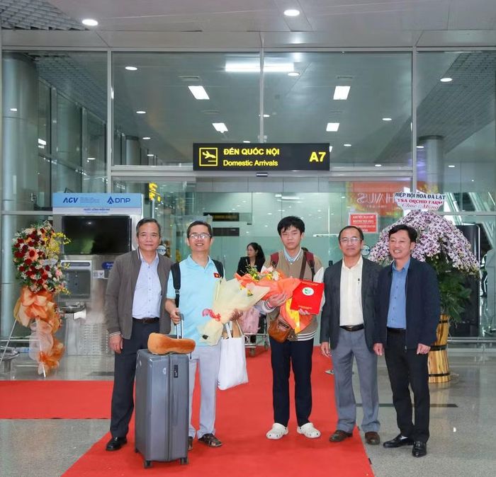 Ông Trần Đức Lợi, Phó Giám đốc Sở GD&ĐT Lâm Đồng cùng cán bộ, giáo viên, học sinh và người thân đón, chúc mừng em Đặng Huy Hậu.
