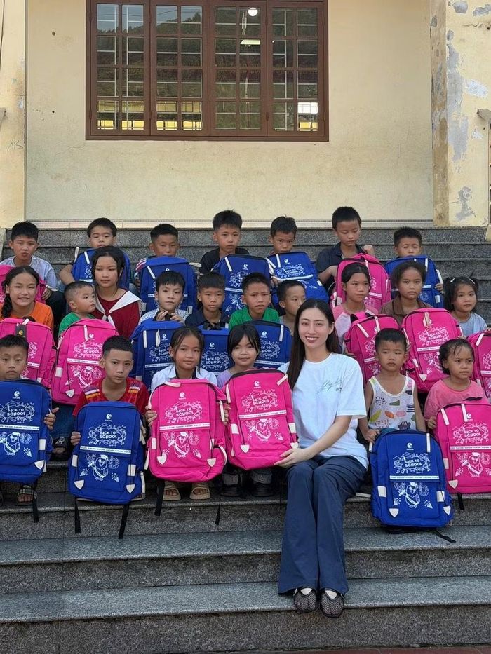 Lương Thùy Linh tặng 100 phần quà, trao tiền bảo trợ cho trẻ em khó khăn.