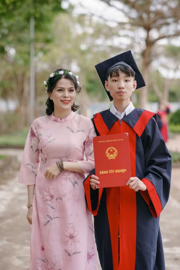 Thủ khoa Nguyễn Thanh Bình cùng cô giáo chủ nhiệm trong ngày tốt nghiệp THPT Ảnh: NVCC.