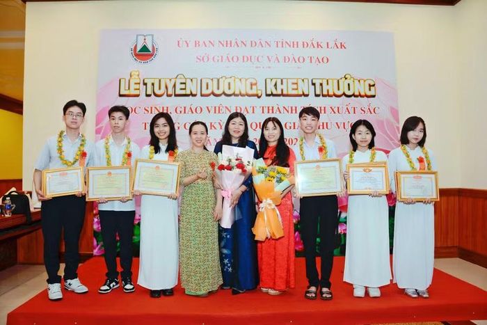 Bình (thứ 3 phải qua) trong ngày nhận thưởng Giải Nhất Học sinh Giỏi Quốc gia. Ảnh: NVCC.