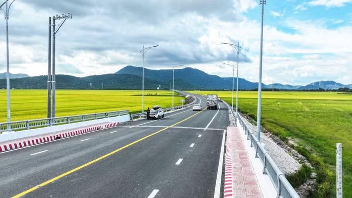 Hạ tầng giao thông hiện đại hòa cùng đồng ruộng, núi non, tạo nên một diện mạo mới cho vùng đất Tri Tôn.