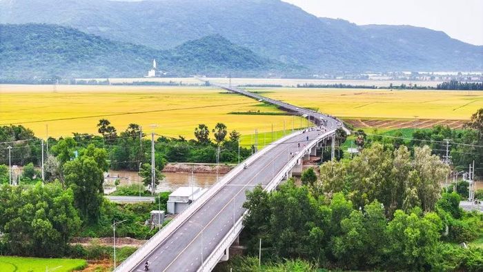 Tuyến tránh Tri Tôn dài gần 4,3km, mở ra giữa những cánh đồng rộng lớn của vùng Bảy Núi.