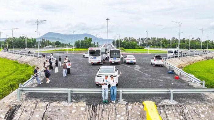 Nhiều bạn trẻ tìm đến tuyến tránh Tri Tôn để lưu lại những khoảnh khắc đẹp.