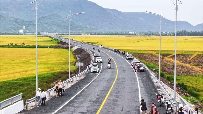 Một góc đường cong trên tuyến tránh Tri Tôn.