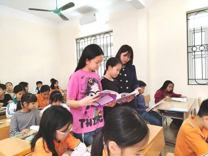 Cô Phạm Thị Thanh Hà và học trò Trường Trường Tiểu học Hiến Nam (Hưng Yên).