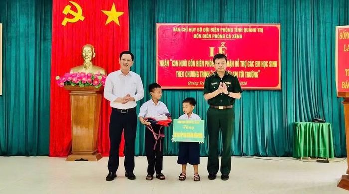 Hai cháu nhỏ được Bộ đội Biên phòng nhận làm con nuôi.