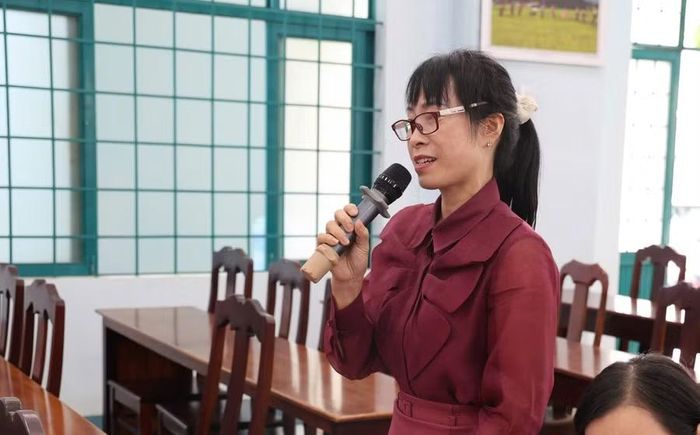 Bà Đoàn Thị Tuyết Yến - Hiệu trưởng Trường Tiểu học Tô Hiệu chia sẻ tại buổi gặp mặt.