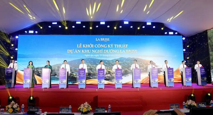 Các đại biểu nhấn nút khởi công kỹ thuật dự án Khu nghỉ dưỡng La Brise. (Ảnh: Phan Quỳnh)