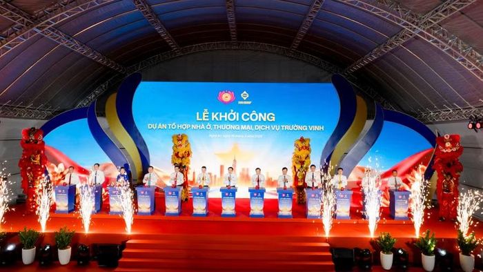 Các đại biểu nhấn nút khởi công dự án.